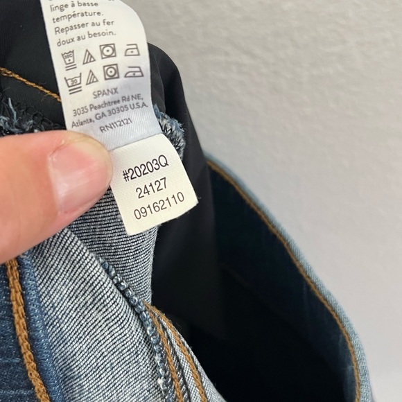 SPANX Distressed Denim Raw Hem Skinny Ankle Length Pull-On Jeans Size Small - Picture 9 of 10
